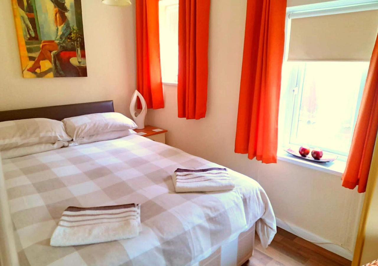 Romantic Lakeside Cottage By The Beach! With Super Cosy Log Burner! The Perfect Escape To Your Home From Home By The Sea! So Relaxing - You Won'T Want To Leave! Pet Friendly! Mablethorpe Esterno foto