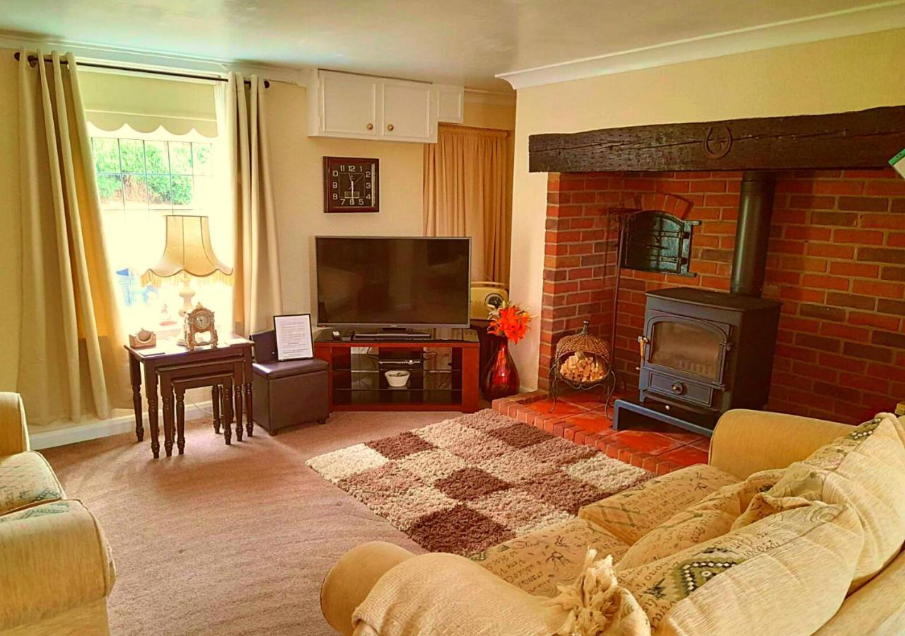 Romantic Lakeside Cottage By The Beach! With Super Cosy Log Burner! The Perfect Escape To Your Home From Home By The Sea! So Relaxing - You Won'T Want To Leave! Pet Friendly! Mablethorpe Esterno foto