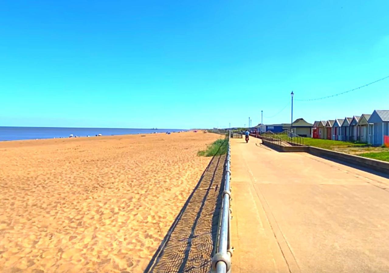 Romantic Lakeside Cottage By The Beach! With Super Cosy Log Burner! The Perfect Escape To Your Home From Home By The Sea! So Relaxing - You Won'T Want To Leave! Pet Friendly! Mablethorpe Esterno foto