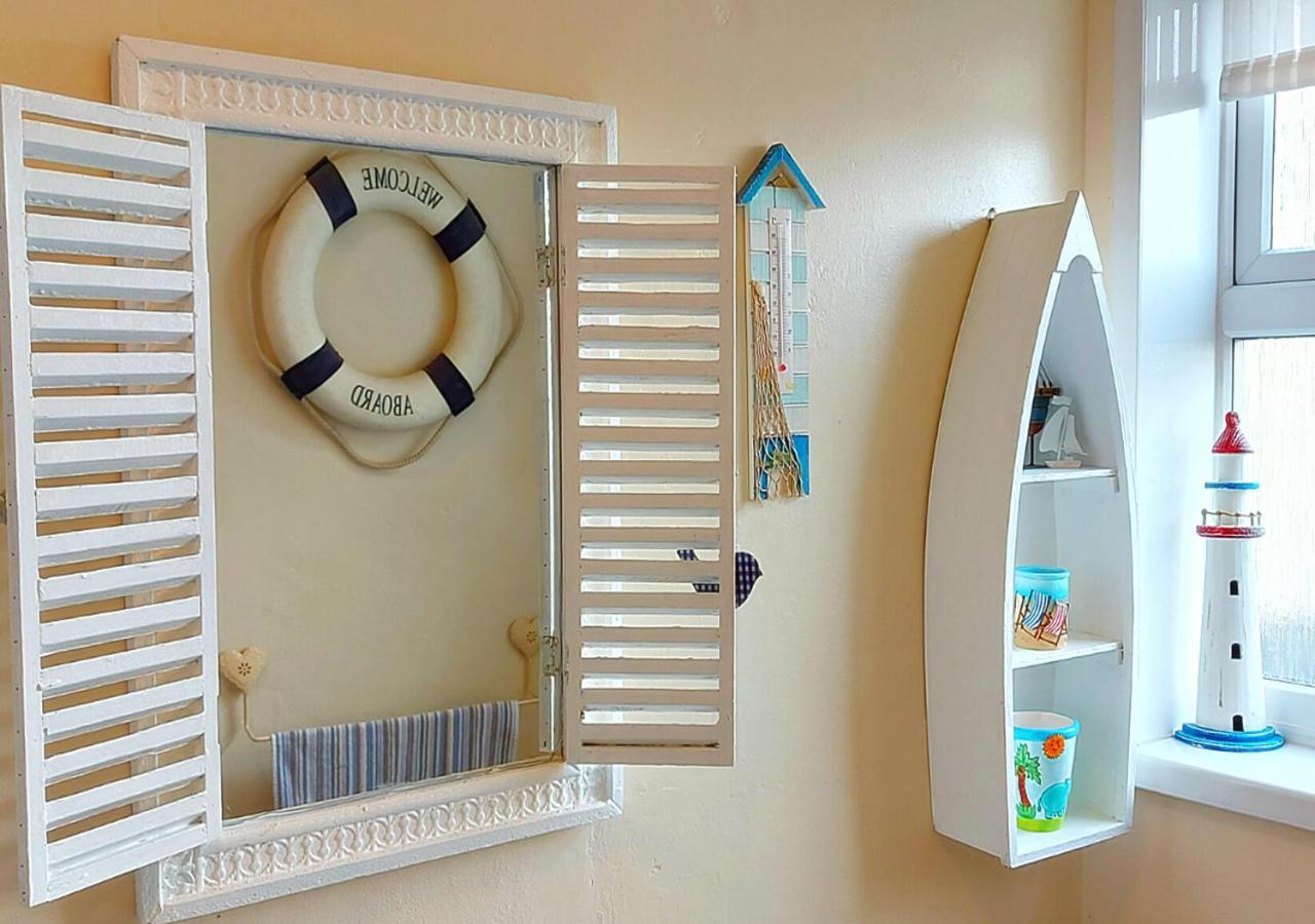 Romantic Lakeside Cottage By The Beach! With Super Cosy Log Burner! The Perfect Escape To Your Home From Home By The Sea! So Relaxing - You Won'T Want To Leave! Pet Friendly! Mablethorpe Esterno foto