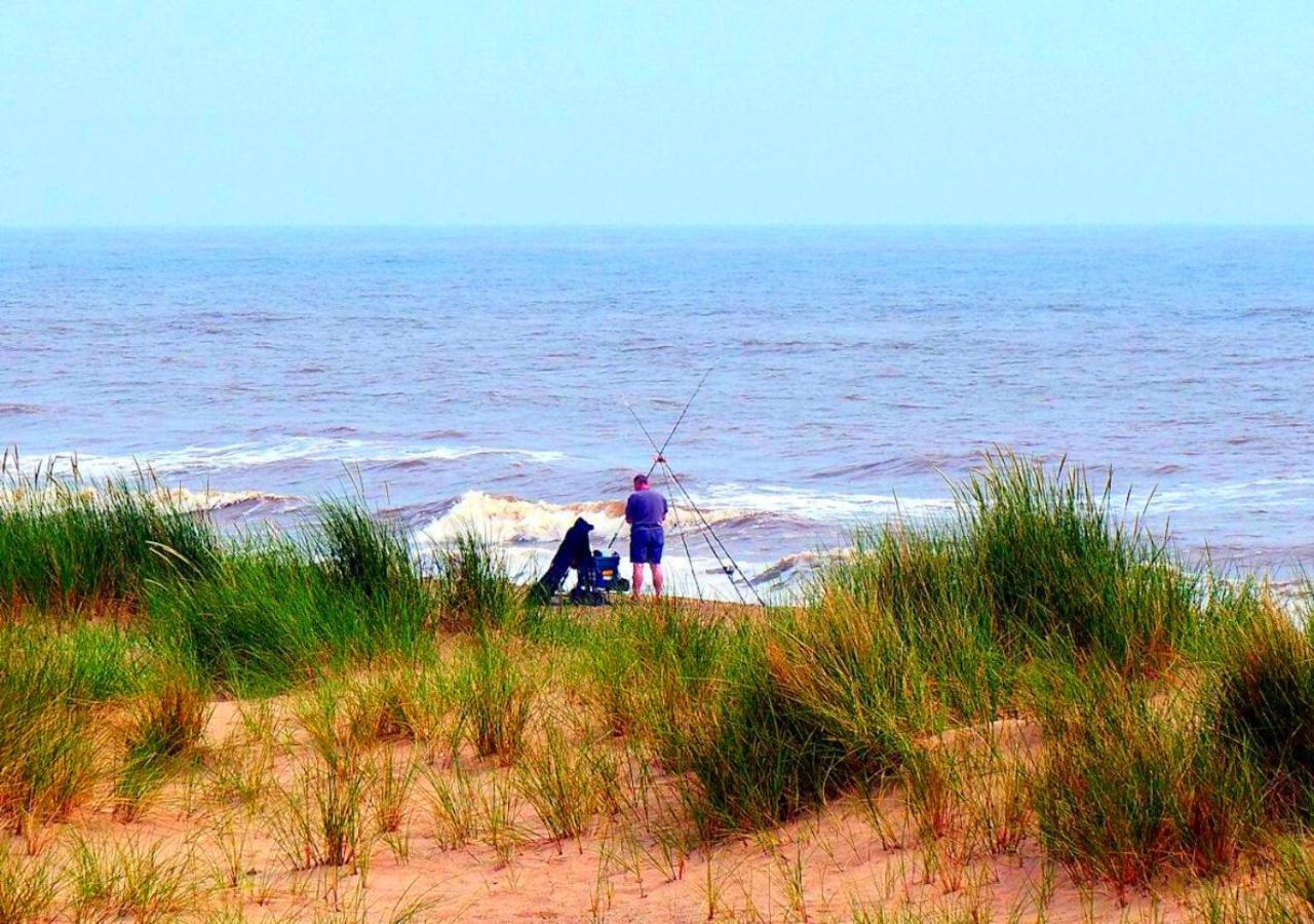 Romantic Lakeside Cottage By The Beach! With Super Cosy Log Burner! The Perfect Escape To Your Home From Home By The Sea! So Relaxing - You Won'T Want To Leave! Pet Friendly! Mablethorpe Esterno foto