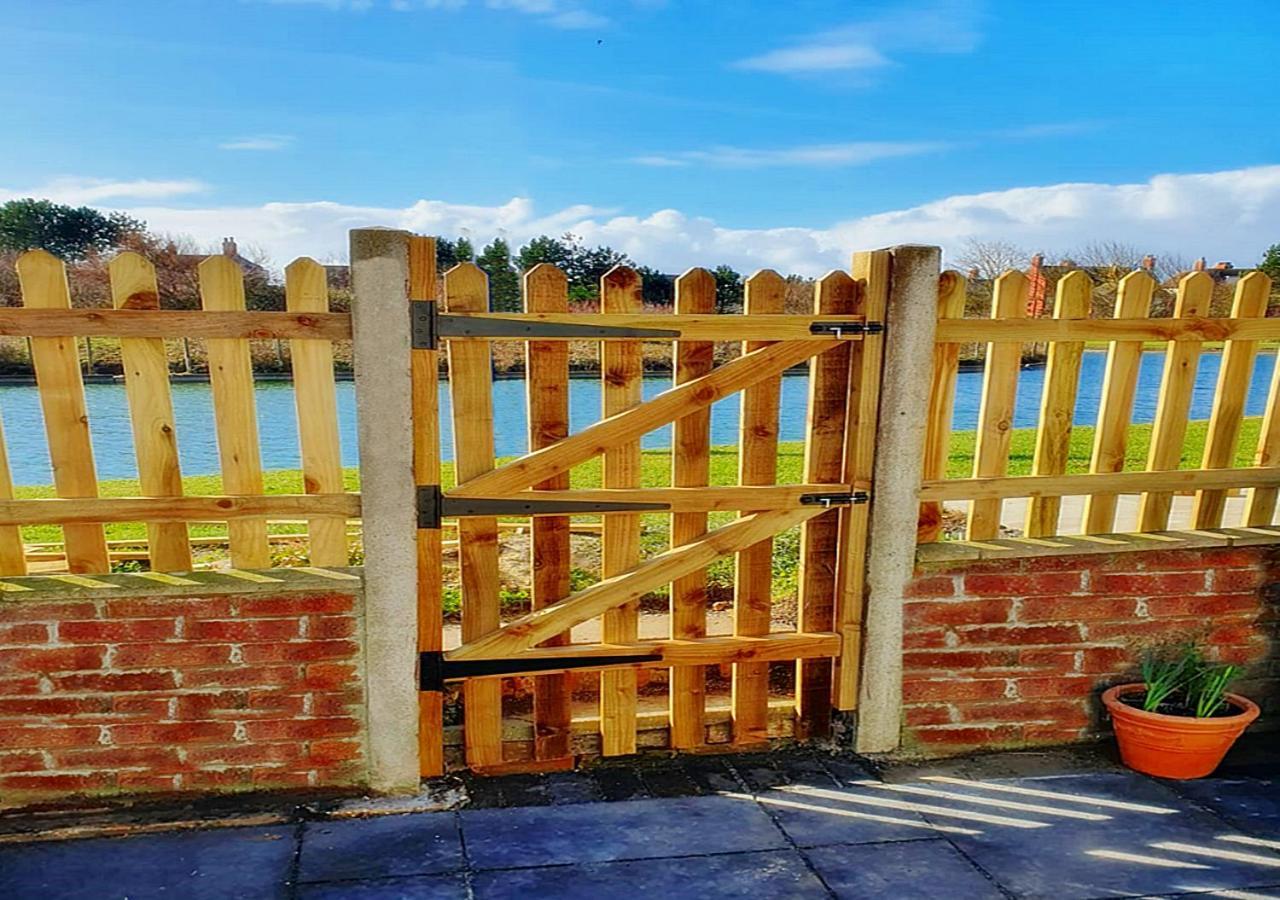 Romantic Lakeside Cottage By The Beach! With Super Cosy Log Burner! The Perfect Escape To Your Home From Home By The Sea! So Relaxing - You Won'T Want To Leave! Pet Friendly! Mablethorpe Esterno foto
