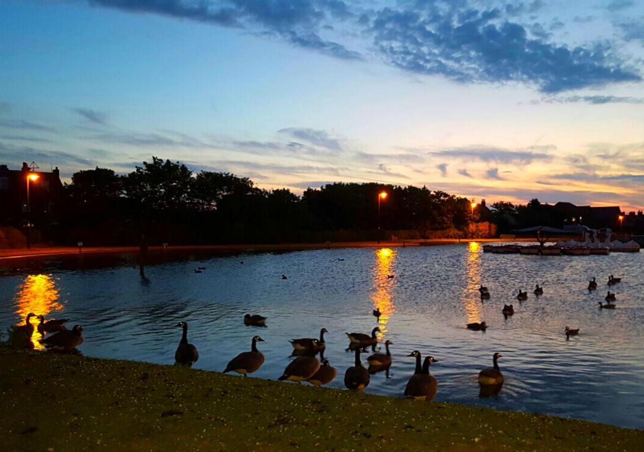 Romantic Lakeside Cottage By The Beach! With Super Cosy Log Burner! The Perfect Escape To Your Home From Home By The Sea! So Relaxing - You Won'T Want To Leave! Pet Friendly! Mablethorpe Esterno foto