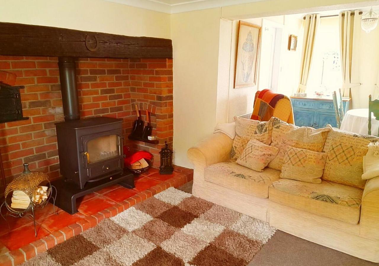 Romantic Lakeside Cottage By The Beach! With Super Cosy Log Burner! The Perfect Escape To Your Home From Home By The Sea! So Relaxing - You Won'T Want To Leave! Pet Friendly! Mablethorpe Esterno foto