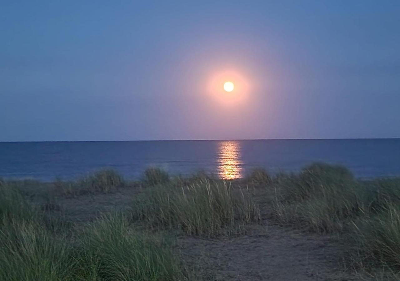 Romantic Lakeside Cottage By The Beach! With Super Cosy Log Burner! The Perfect Escape To Your Home From Home By The Sea! So Relaxing - You Won'T Want To Leave! Pet Friendly! Mablethorpe Esterno foto