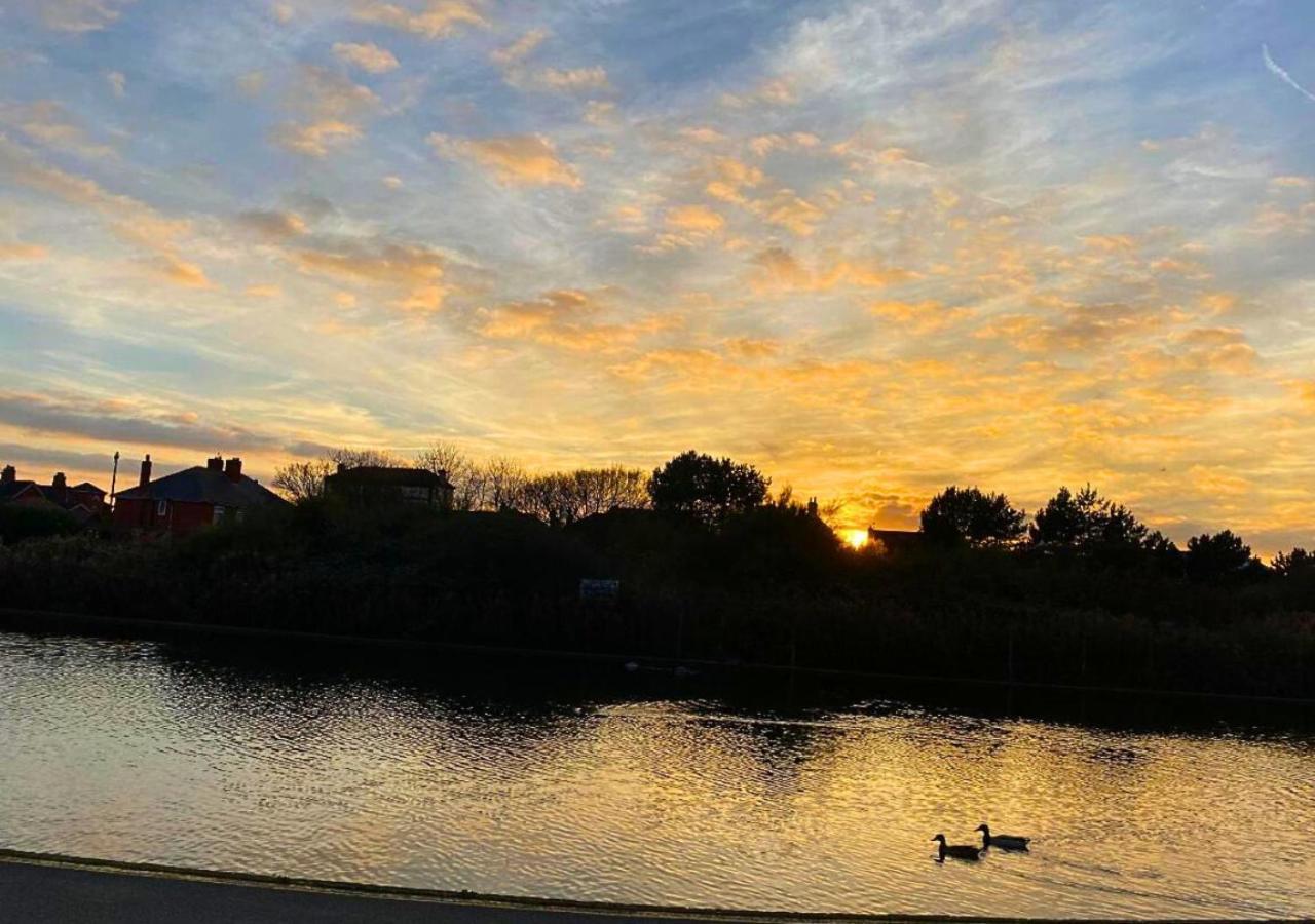 Romantic Lakeside Cottage By The Beach! With Super Cosy Log Burner! The Perfect Escape To Your Home From Home By The Sea! So Relaxing - You Won'T Want To Leave! Pet Friendly! Mablethorpe Esterno foto