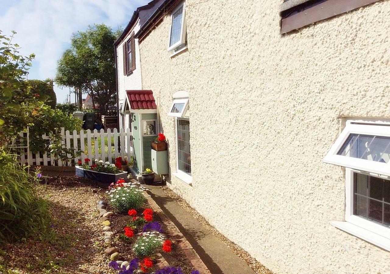 Romantic Lakeside Cottage By The Beach! With Super Cosy Log Burner! The Perfect Escape To Your Home From Home By The Sea! So Relaxing - You Won'T Want To Leave! Pet Friendly! Mablethorpe Esterno foto