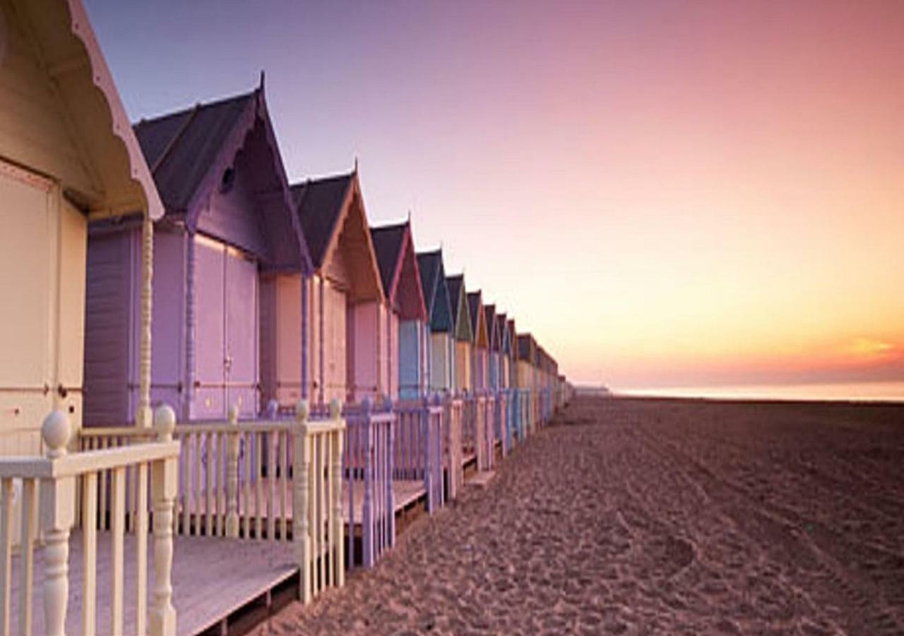 Romantic Lakeside Cottage By The Beach! With Super Cosy Log Burner! The Perfect Escape To Your Home From Home By The Sea! So Relaxing - You Won'T Want To Leave! Pet Friendly! Mablethorpe Esterno foto