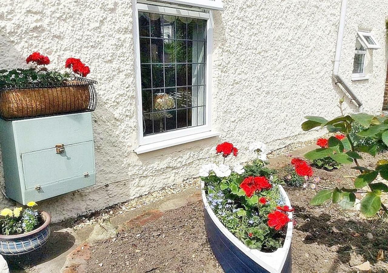 Romantic Lakeside Cottage By The Beach! With Super Cosy Log Burner! The Perfect Escape To Your Home From Home By The Sea! So Relaxing - You Won'T Want To Leave! Pet Friendly! Mablethorpe Esterno foto